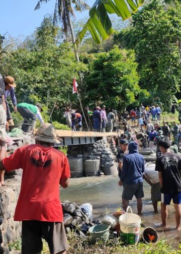 Warga dan TNI-Polri Gotong-Royong Membangun Jembatan untuk Arya dan Teman-temannya