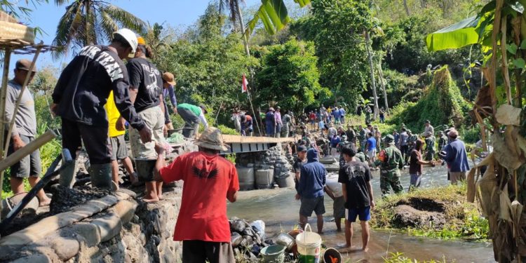 Warga dan TNI-Polri Gotong-Royong Membangun Jembatan untuk Arya dan Teman-temannya