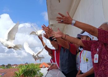 Pelepasan Burung Dara, Simbol Kebebasan dan Harapan