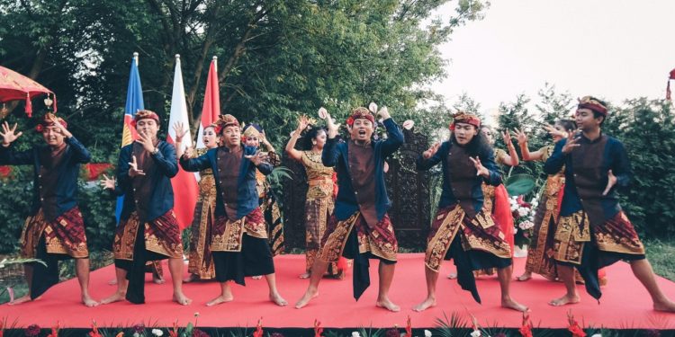 Kolaborasi ISI Denpasar dengan Dollina Charlotty Resort and Spa pada Program Magang MBKM di Polandia