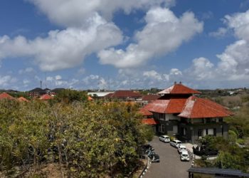 Di Puncak Tegeh Kaman 