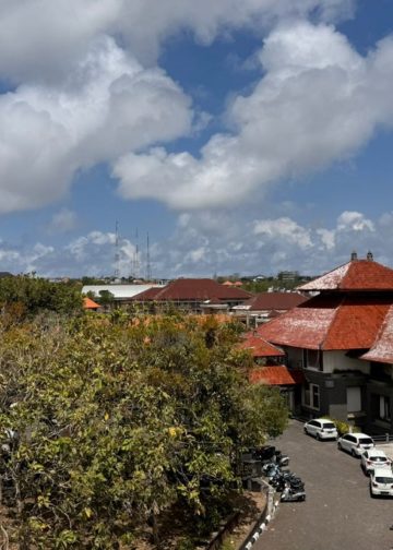 Di Puncak Tegeh Kaman