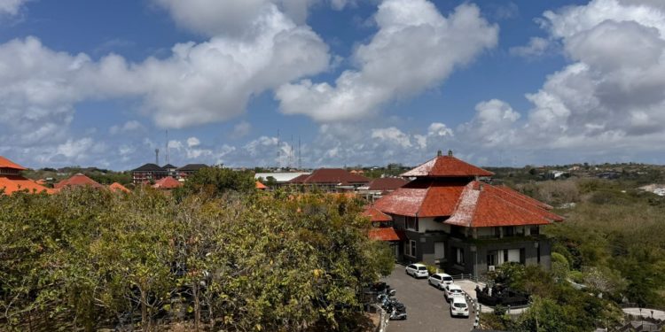 Di Puncak Tegeh Kaman 