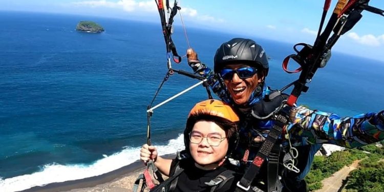 Timbis Paragliding di Atas Ngampan     