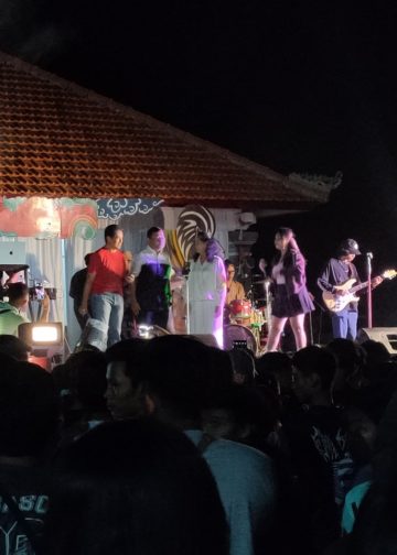 Malam Manis Galungan di Desa Alasangker, Hiburan Rakyat dan Aspirasi untuk Sang Calon Bupati