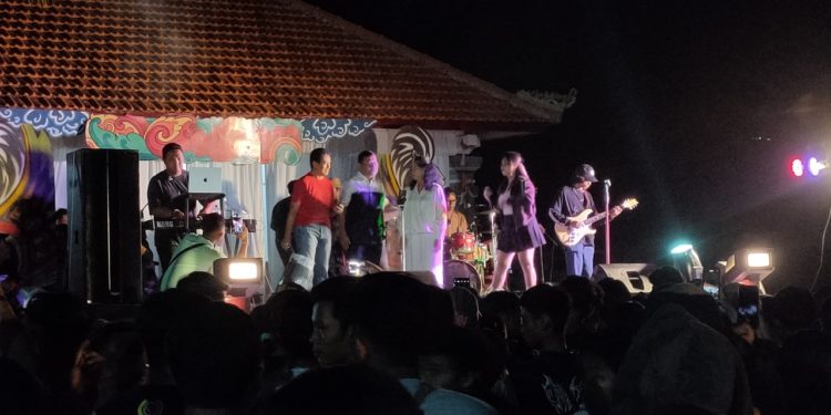 Malam Manis Galungan di Desa Alasangker, Hiburan Rakyat dan Aspirasi untuk Sang Calon Bupati