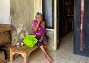 Kisah Haru Lansia dalam Program “Ngejot” HMPS Ilmu Komunikasi STAHN Mpu Kuturan Singaraja