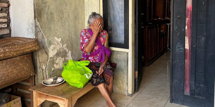 Kisah Haru Lansia dalam Program “Ngejot” HMPS Ilmu Komunikasi STAHN Mpu Kuturan Singaraja