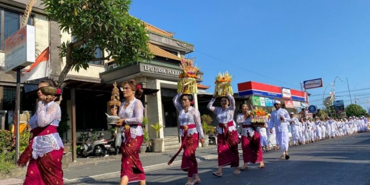 Tradisi Mepeed: Kearifan Lokal Desa Guwang yang Tak Lekang Kemajuan Zaman