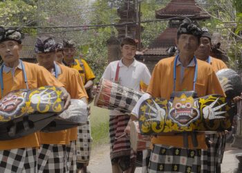 PKM ISI Denpasar: “Ngodakin” Bersama Kelompok Seni Okokan “Omelan I Kayu Bolong” di Kerambitan
