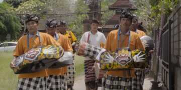 PKM ISI Denpasar: “Ngodakin” Bersama Kelompok Seni Okokan “Omelan I Kayu Bolong” di Kerambitan