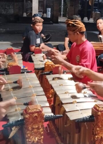 Menyemai Harmoni Gambelan Tradisi di Jantung Budaya Bali: Pembinaan dan Pementasan Iringan Batel Wayang Wong di Banjar Pesalakan, Gianyar