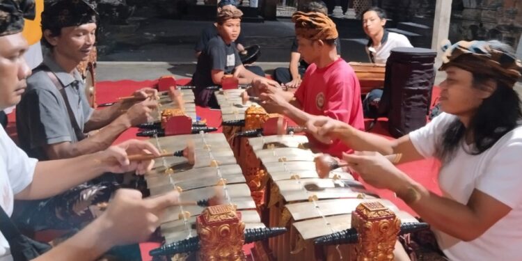 Menyemai Harmoni Gambelan Tradisi di Jantung Budaya Bali: Pembinaan dan Pementasan Iringan Batel Wayang Wong di Banjar Pesalakan, Gianyar