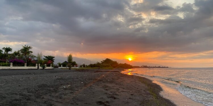 Melali ke Seririt, Harus Coba “Healing” Menikmati Sunset di Pantai Sulanyah