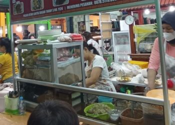 Rujak Cingur Bu Mah, Kuliner Hibrid yang Unik dan Legendaris di Pasar Atom Surabaya