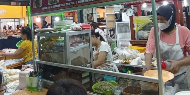 Rujak Cingur Bu Mah, Kuliner Hibrid yang Unik dan Legendaris di Pasar Atom Surabaya