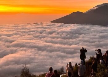 Berburu Cahaya Pagi di Puncak Gunung Batur