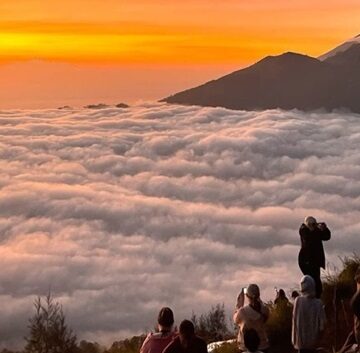 Berburu Cahaya Pagi di Puncak Gunung Batur