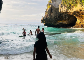 Lewat Lorong Karang Menjelajah Keindahan Tersembunyi Pantai Suluban di Bali