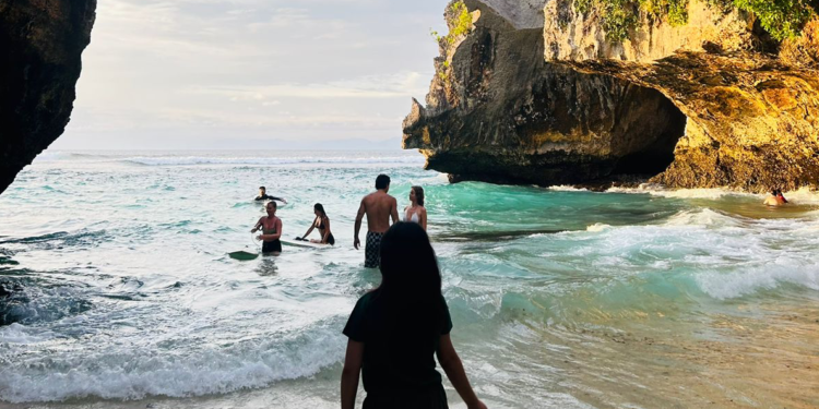 Lewat Lorong Karang Menjelajah Keindahan Tersembunyi Pantai Suluban di Bali