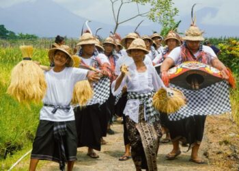 Menyaksikan Parade Okokan, Gamelan, dan Tarian di Desa Penatahan yang Unik