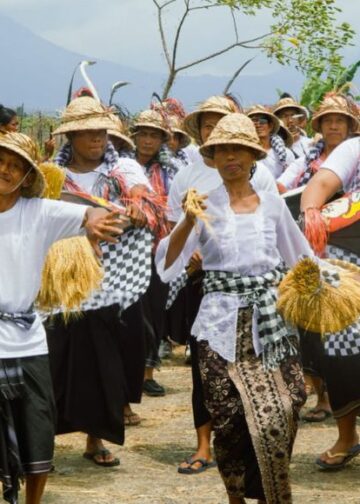Menyaksikan Parade Okokan, Gamelan, dan Tarian di Desa Penatahan yang Unik