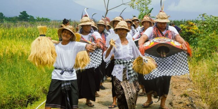 Menyaksikan Parade Okokan, Gamelan, dan Tarian di Desa Penatahan yang Unik