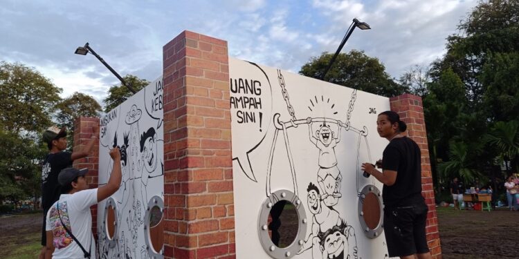 Garas Prahmantara dan Kawan-kawan Melukis Tempat Sampah di Denpasar Festival 2024, Jadi Live Mural yang Mengesankan