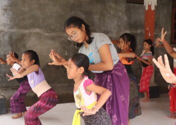 Ayu Restia Putri, Gen Z dari Desa Les: Teruskan Hidup dengan Melatih Tari untuk Anak-anak Desa
