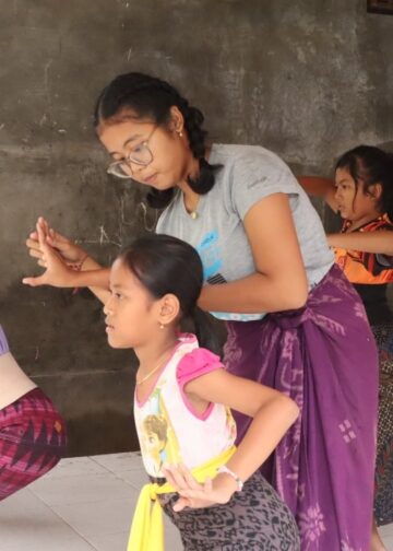 Ayu Restia Putri, Gen Z dari Desa Les: Teruskan Hidup dengan Melatih Tari untuk Anak-anak Desa