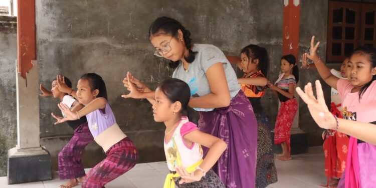 Ayu Restia Putri, Gen Z dari Desa Les: Teruskan Hidup dengan Melatih Tari untuk Anak-anak Desa