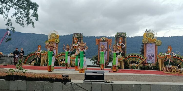 Alih Media Mitos Ida I Ratu Ayu Mas Membah dalam Tari Tattwa Tirtha Mahottama di Desa Batur Tengah  