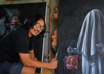 “Alchemy of Shadows”: Pameran Seni Rupa Ketut Suwidiarta di Komaneka Fine Art Gallery, Ubud