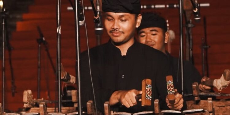 Kadek Janurangga pada “Selonding Bali Aga Fest 2024”: Air Meniti Nada-nada Selonding