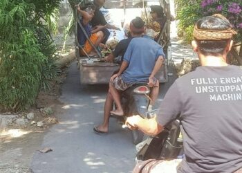 Fenomena Bawa Mayat ke Setra dengan Mobil Terbuka di Nusa Penida