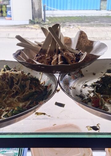 Data Ekonomi Nyata dari Pak Buda, Pedagang Nasi Lawar Ayam di Sidakarya-Denpasar