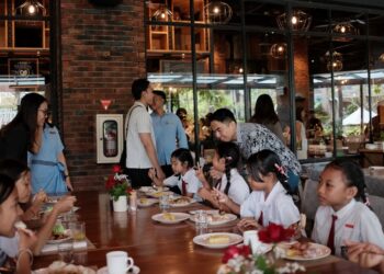 Siswa SDN 7 Jimbaran Menikmati Sarapan di Movenpick Resort & Spa Jimbaran Bali: Ini Momen Berbagi yang Kreatif