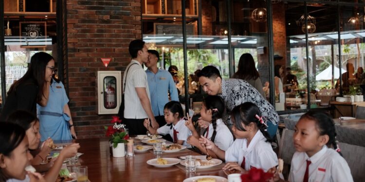 Siswa SDN 7 Jimbaran Menikmati Sarapan di Movenpick Resort & Spa Jimbaran Bali: Ini Momen Berbagi yang Kreatif
