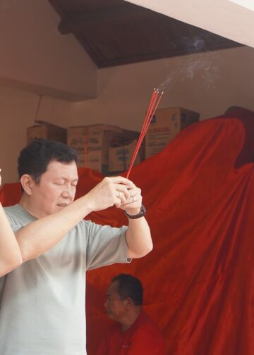 Menabur Doa pada Ramalan Ular Kayu   |   Cerita Imlek dari Klenteng Ling Gwan Kiong Singaraja