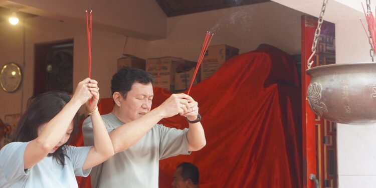 Menabur Doa pada Ramalan Ular Kayu   |   Cerita Imlek dari Klenteng Ling Gwan Kiong Singaraja