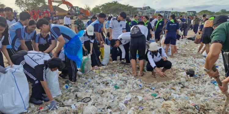 Hujan, Pariwisata, dan Sampah Kiriman   