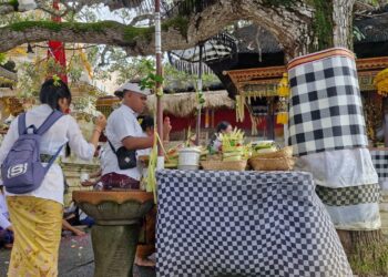 Tirtayatra Toska Se-Delod Ceking :  Pura Geger Dalem Pemutih dan Pura Karang Boma