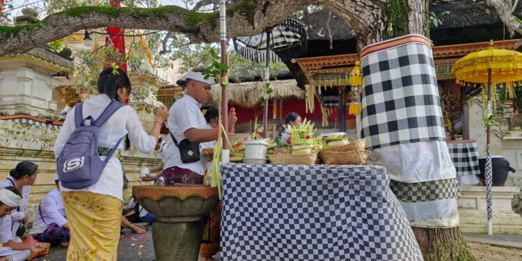Tirtayatra Toska Se-Delod Ceking :  Pura Geger Dalem Pemutih dan Pura Karang Boma