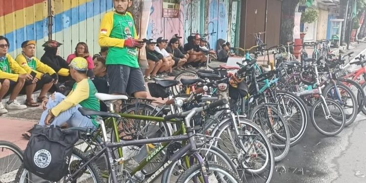 Minggu Pagi, Sepeda dan Raungan Motor Trail