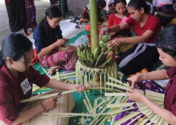 Lomba Gebogan Sambut Hari Suci Saraswati di UPMI Bali: Merangkai Buah dan Merajut Kebersamaan