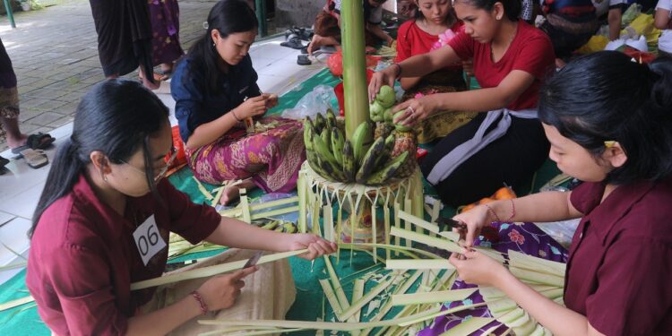 Lomba Gebogan Sambut Hari Suci Saraswati di UPMI Bali: Merangkai Buah dan Merajut Kebersamaan