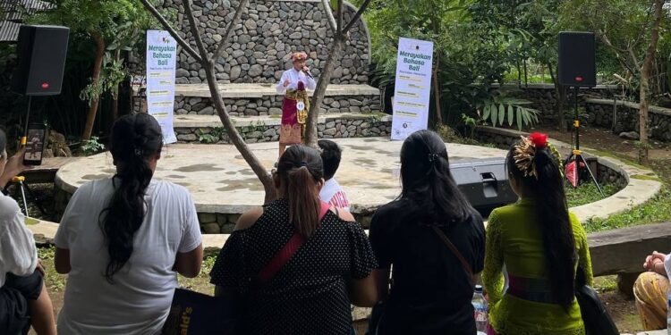 Di Pasar Intaran, Anak-anak Riang Menyanyi dalam Wimbakara Karaoke Gending Bali, Bulan Bahasa Bali