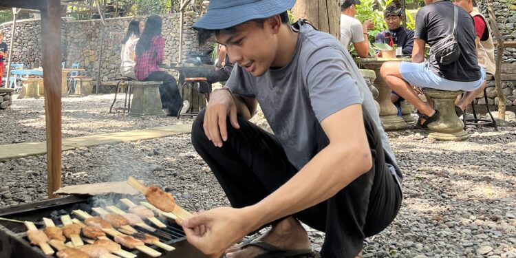 Menyusuri Rasa dan Tradisi: Sate Keladi di Pasar Intaran