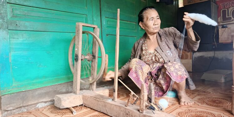 Hikayat Kapas di Tuban dan Perempuan Tua yang Memintalnya