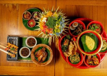 Ketika Wisatawan Menikmati Masakan Bali dengan Konsep “Bali Medulang” di Griya Santrian Hotel Sanur